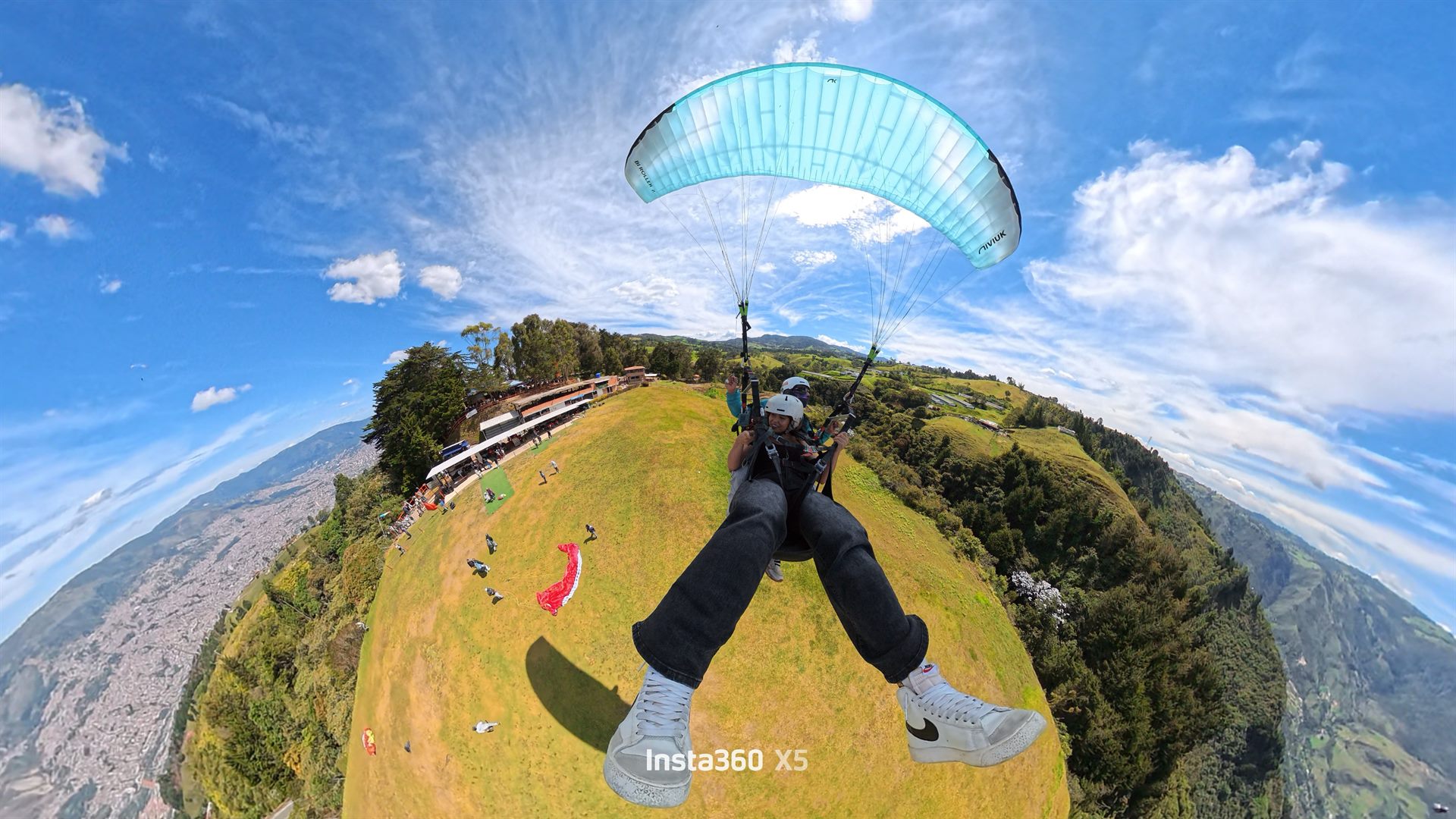 Parapente volando sobre Medellín